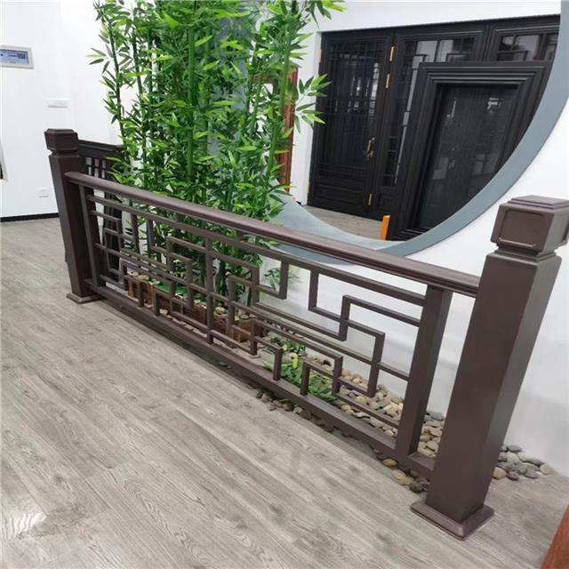防脱色金属铝护栏 功能优势与别墅凹凸造型效果呈现